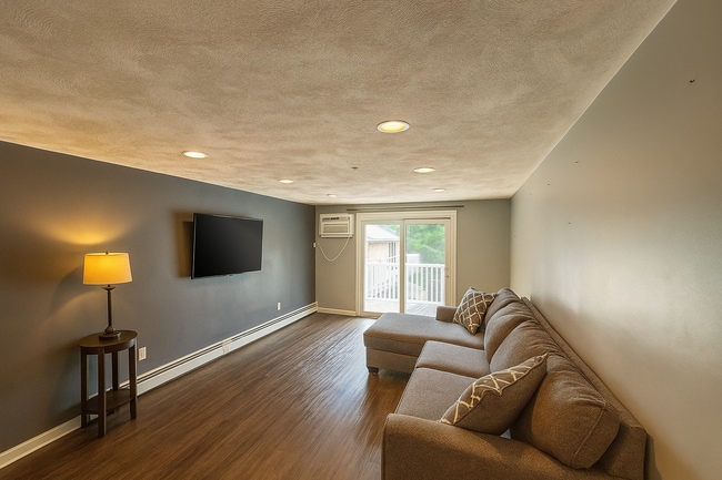 Bright 2-bedroom condo with balcony and ma... - Bright 2-bedroom condo with balcony and ma...
