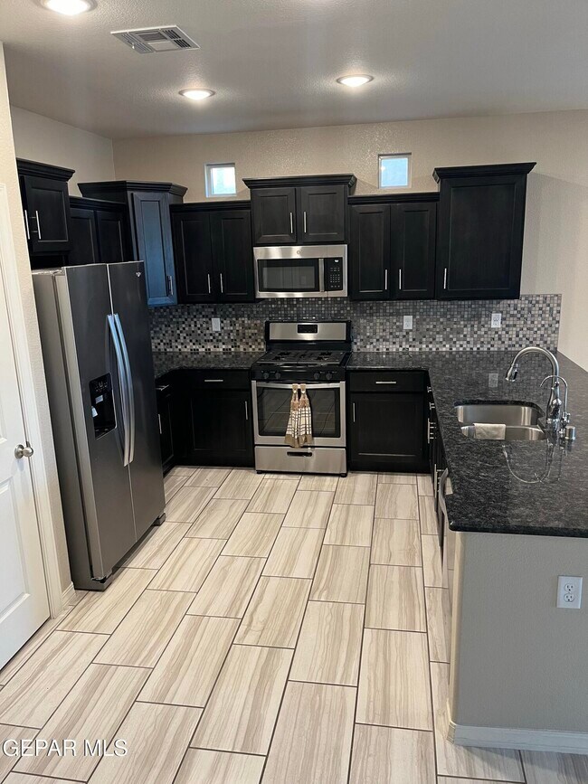 Foto del edificio - 14823 Pebble Hills Blvd
