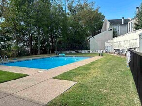 Building Photo - 2409 Talmadge Pl
