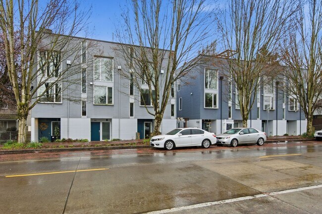 Building Photo - Modern 3BR Townhome with Rooftop Deck Near Downtown Seattle
