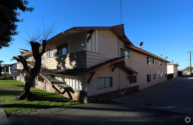 Building Photo - El Rancho Apartments