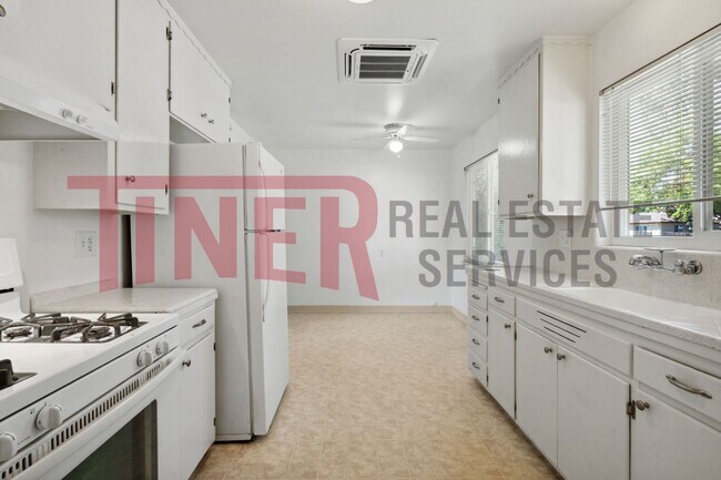 Building Photo - Elmhurst 2 Bedroom Home