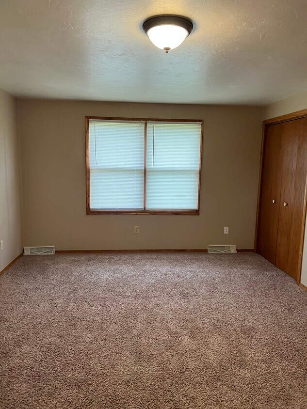 Large Bedroom 2 - 2807 Aquarius Rd