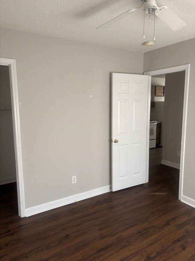 Building Photo - 3 Bedroom house  fenced in yard