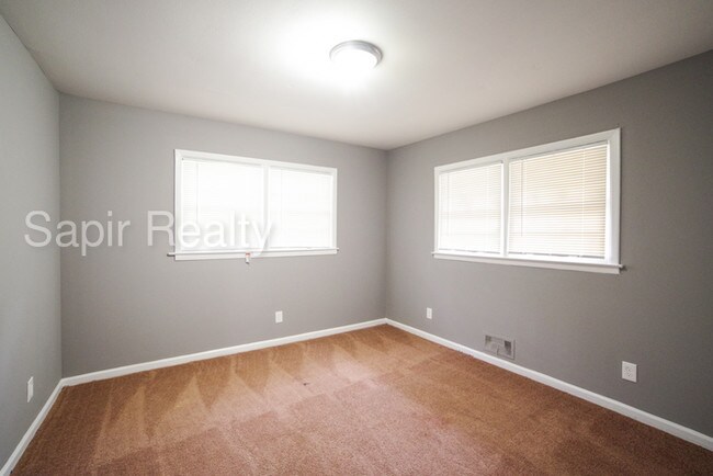 Foto del edificio - 447 Thackeray Pl SW