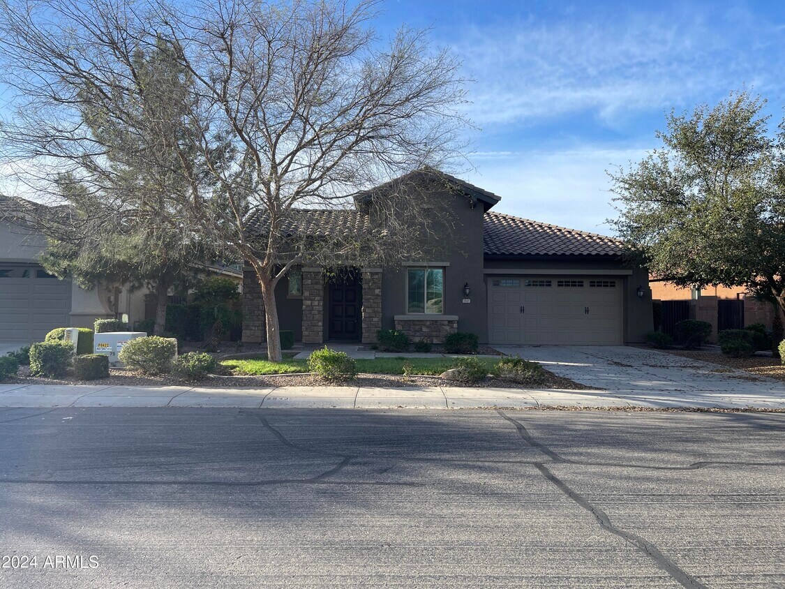 Primary Photo - 2543 E Penedes Dr