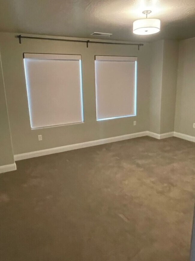 Foto del edificio - 4 Bedroom Condo With a Community Pool and ...