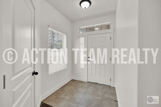 Building Photo - Row-End Townhome in Saratoga Springs!