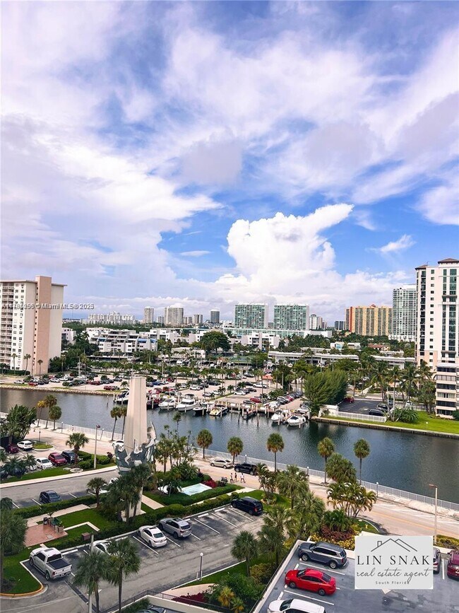 Foto del edificio - 300 Bayview Dr