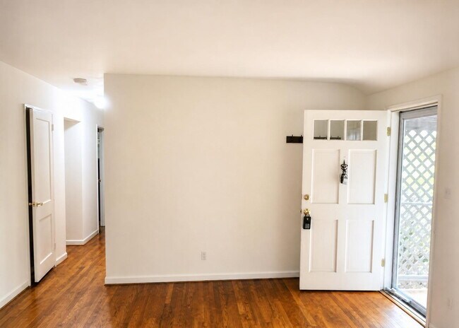 Foto del edificio - Elegant Split-Level Living in Prime Falls Church Location