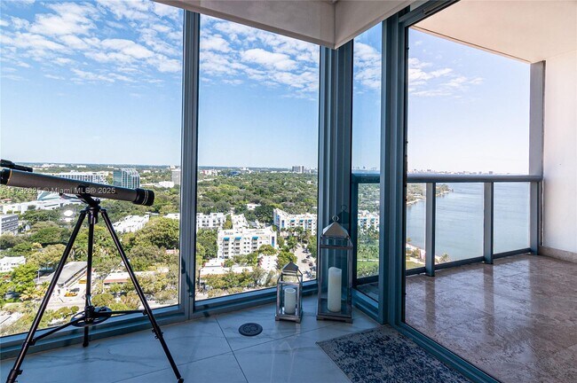 Foto del edificio - 601 NE 36th St