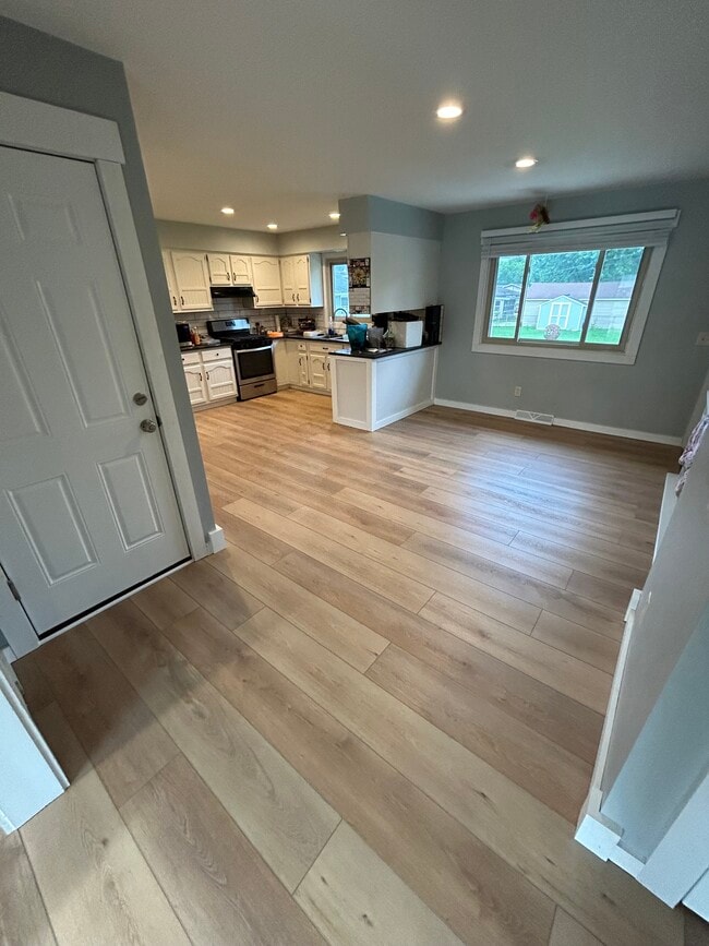 Building Photo - 6761 Dawn Dr