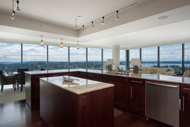 Foto del edificio - 650 Bellevue Way NE