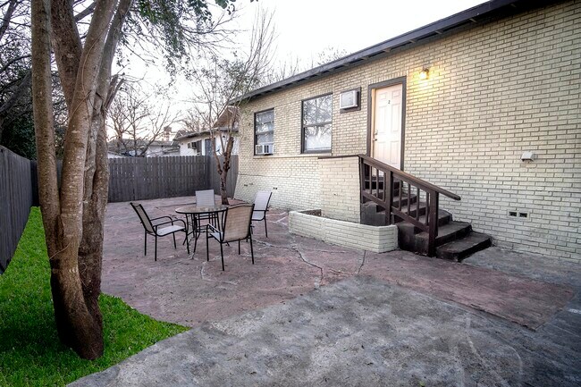 Foto del edificio - 816 Dakota Street, Unit #B