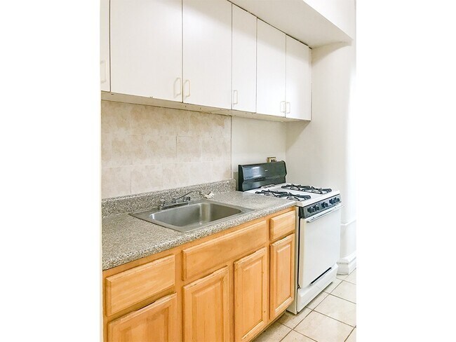 Building Photo - 141 E 54th St