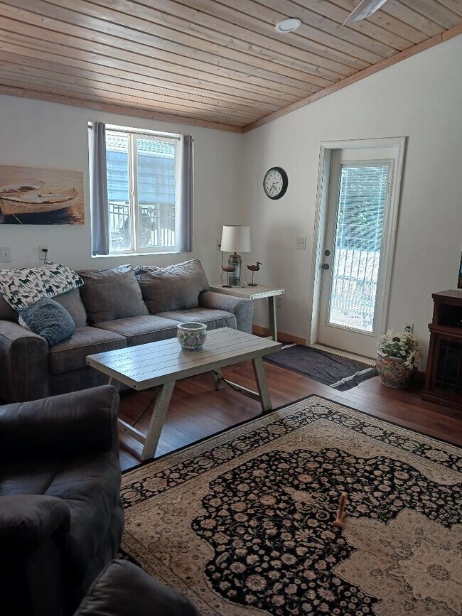 Foto del edificio - 451 Charlie Dr