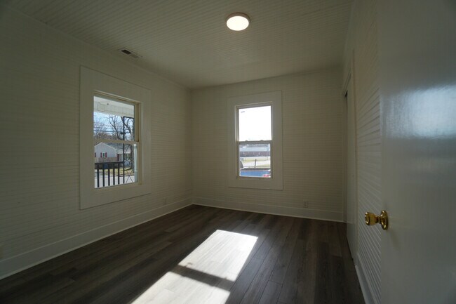 Building Photo - 604 Marshall St