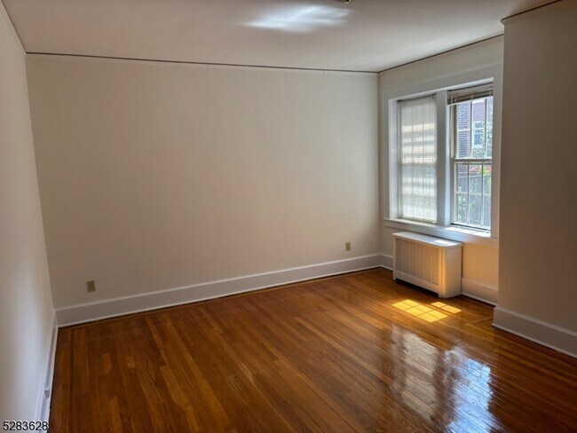 Foto del edificio - 43 Woodland Ave