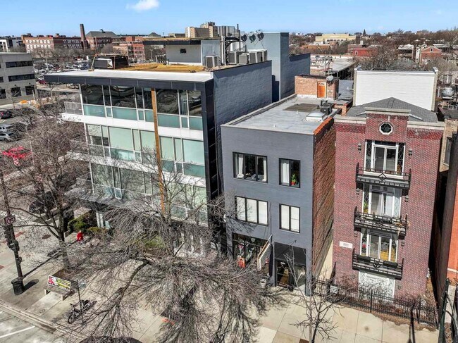 Foto del edificio - 2152 W Division St