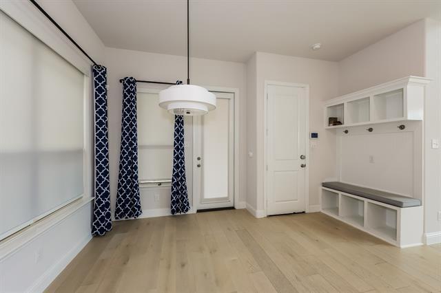 Foto del edificio - 8016 Sunflower Ln