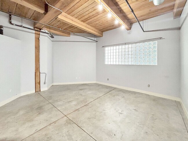Building Photo - 1 BD/ 1 BA Condo near Mercedes Benz Stadium!