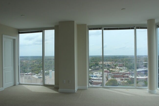 Building Photo - City Views! Tons of Amenities! Corner Unit...