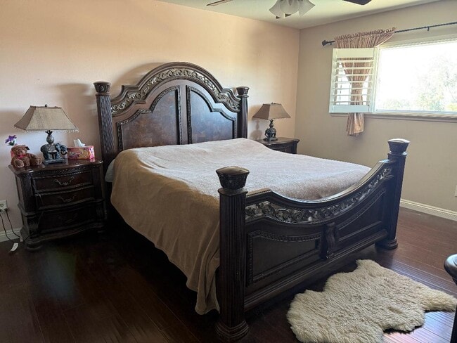 Cama tamaño king - 7010 Dennison St