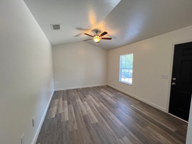 Building Photo - 1427 N Paris St