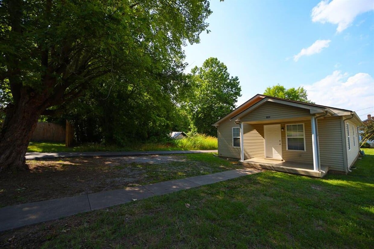 Building Photo - Cozy 2-Bedroom in the Heart of Clarksville