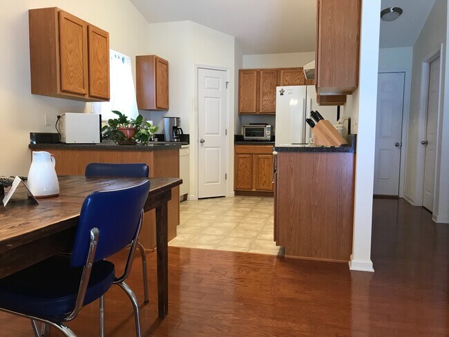 Foto del edificio - One Level 3BR/ 2BA, 2 Car Garage