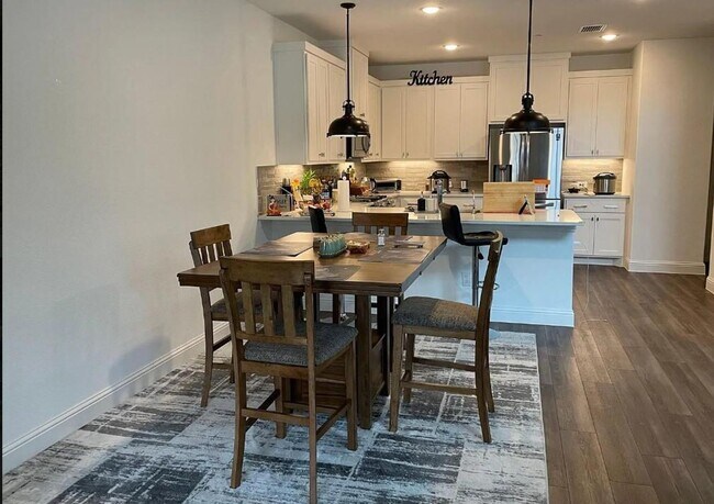 Foto del edificio - FULLY UPGRADED LUXURY TOWNHOME located in ...