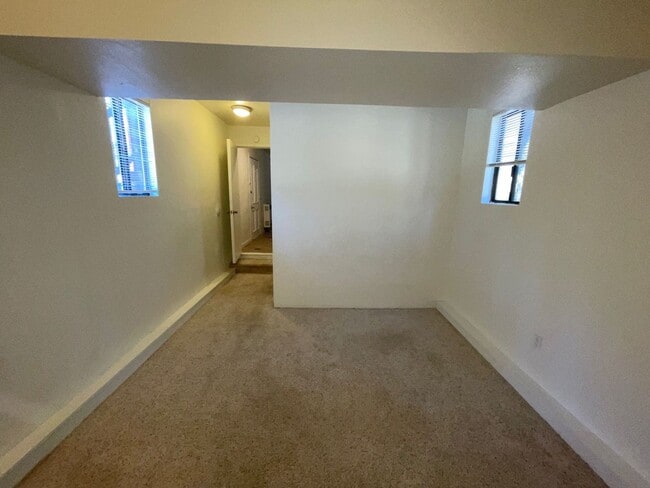 Building Photo - 982 Woodland Dr