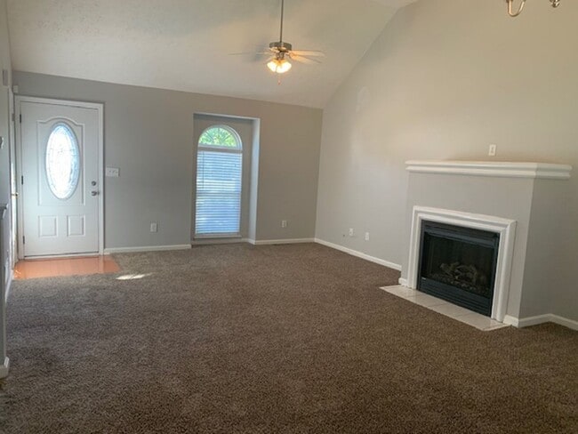 Foto del edificio - Beautiful 3BR / 2.5BA Split Level with Expansive Backyard and Privacy Fence!