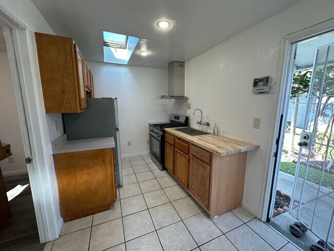 Foto del edificio - Beautifully remodeled 1-bed 1-bath centrally located in Artesia, CA