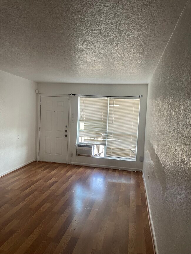 Foto del edificio - 8100 Creekbend Dr