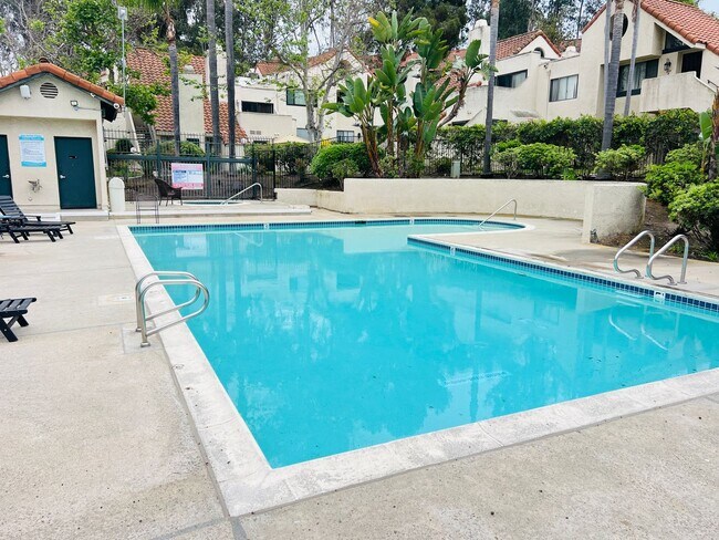Foto del edificio - Beautifully Vista Upgraded Upstairs Corner Condo