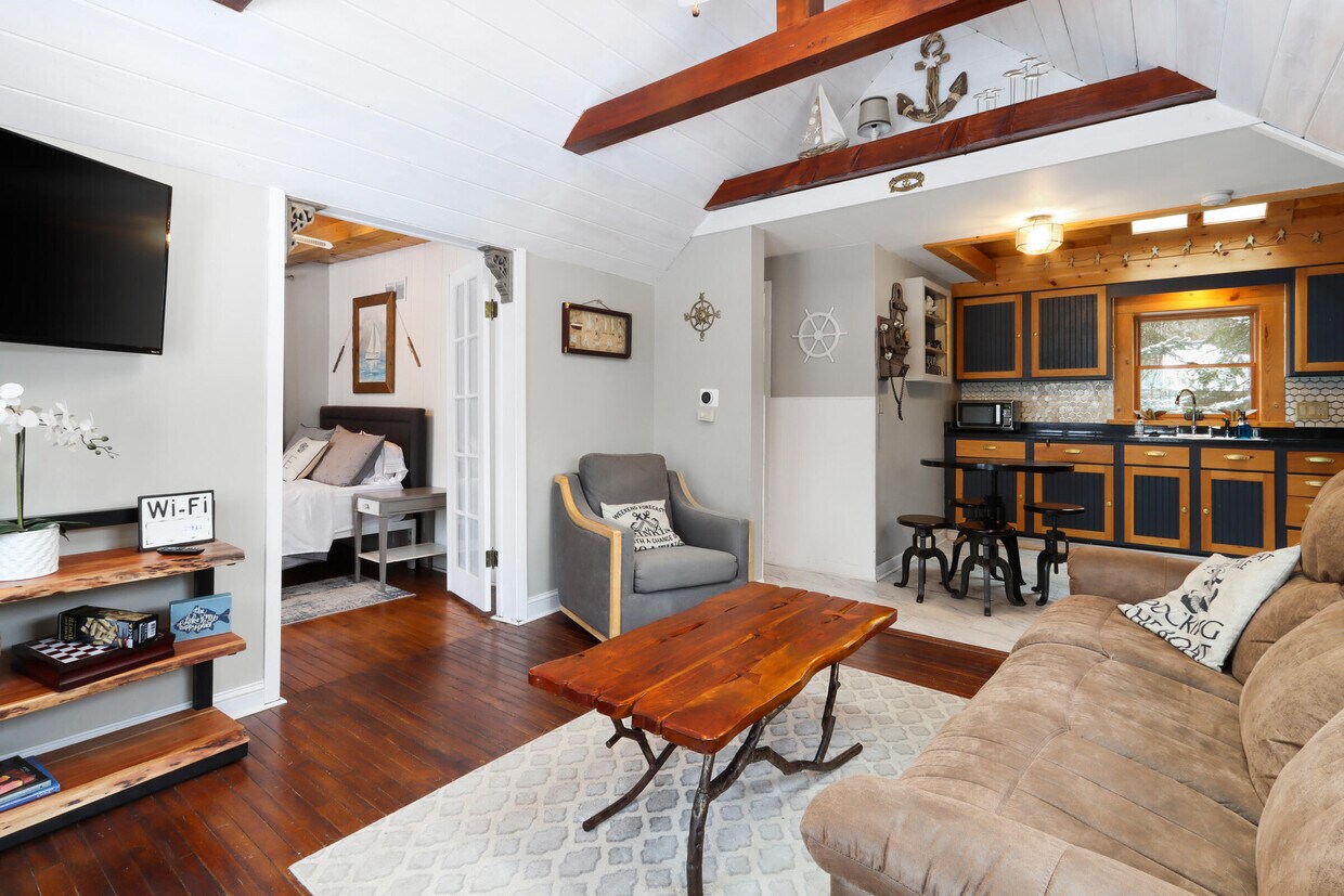 Primary Photo - 14 N Walworth Ave