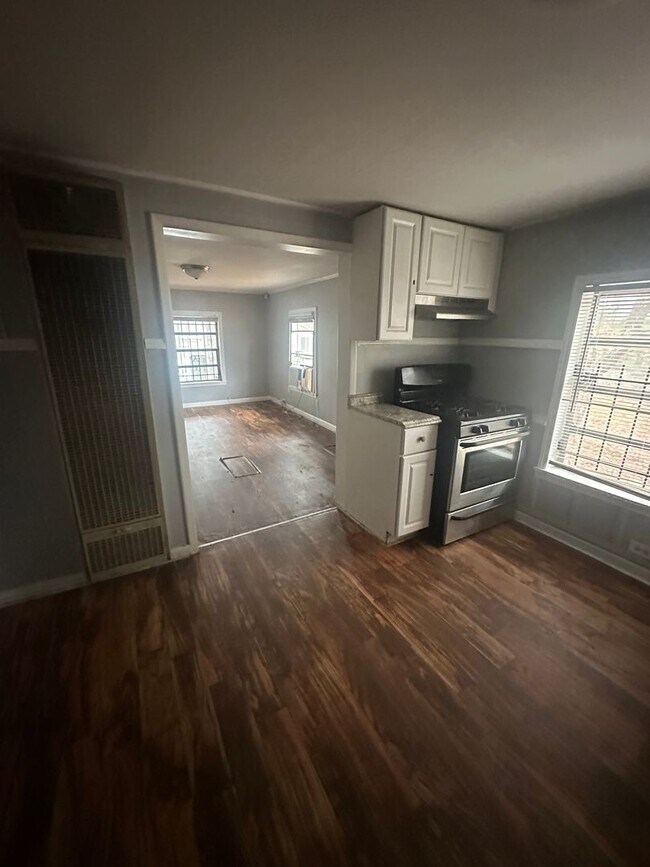 Foto del edificio - Charming 3 bedroom 1 bath with a huge workshop!