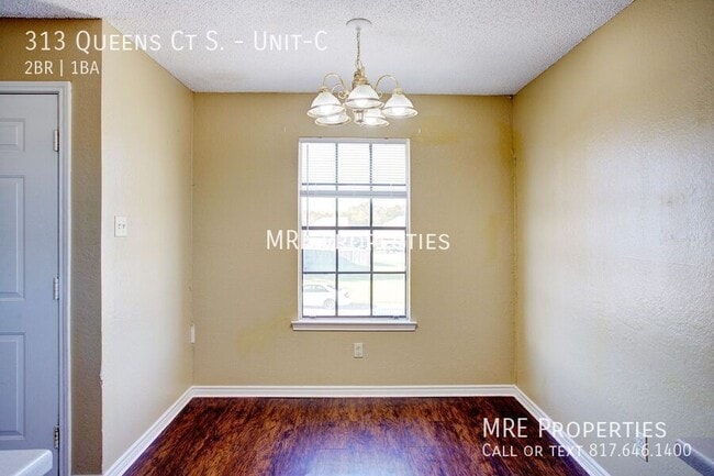 Foto del edificio - 313 Queens Ct S