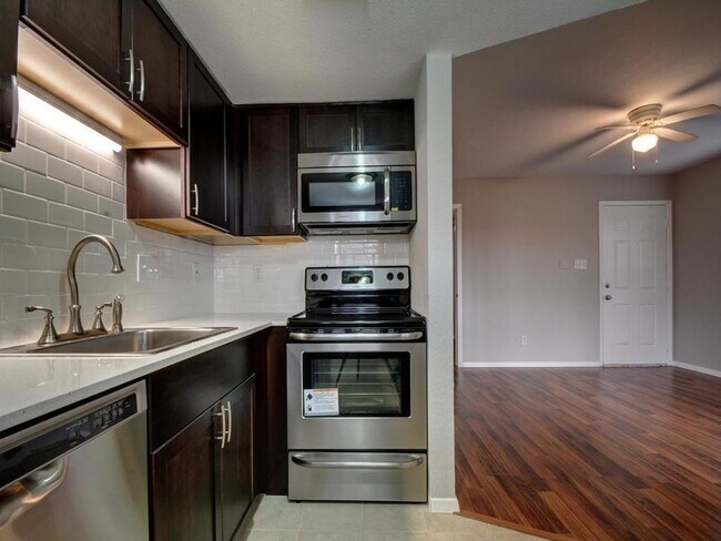 Foto del edificio - 2500 Burleson Rd