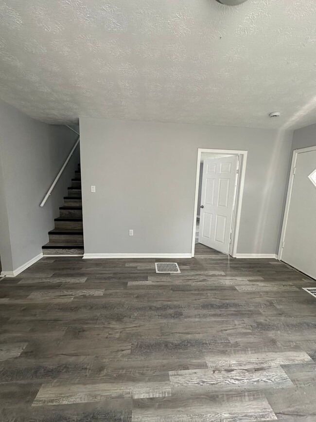 Building Photo - Warner Rd 4 Bedroom Single Cash Pay