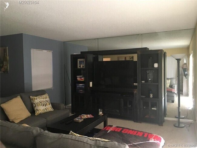 Foto del edificio - 3215 S Lakeview Cir