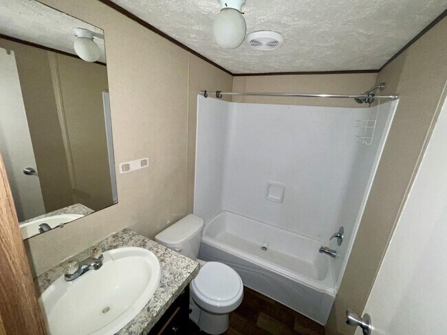 Foto del edificio - 555 Crandlemire Rd