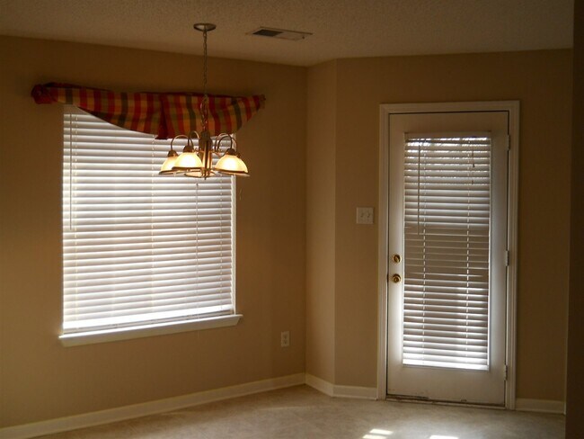 Foto del edificio - 1098 Breezy Valley Dr