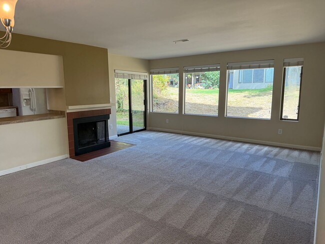 Building Photo - 2 Bed. 2 Bath Bellefield Park Condominium ...