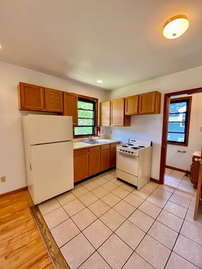 Building Photo - 207 Maple St