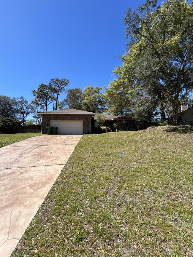 Building Photo - 218 Yellow Pine Ct