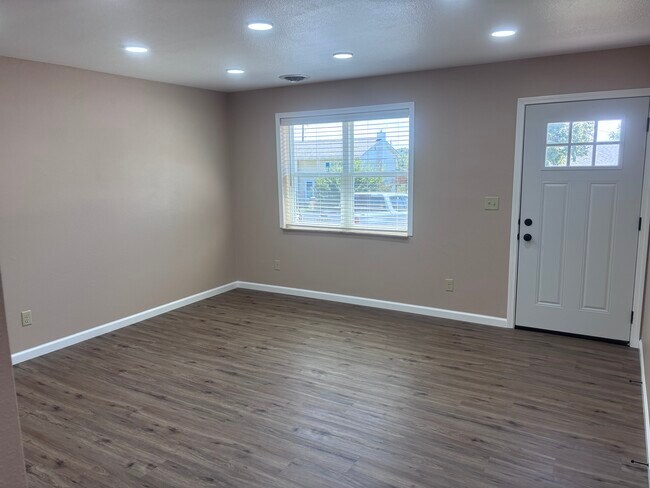 Foto del edificio - 1811 Briarwood Dr