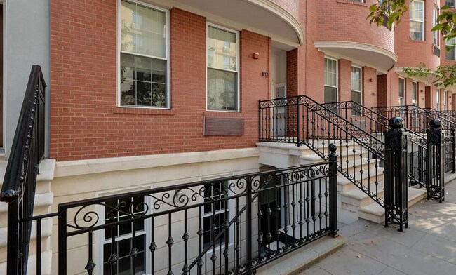 Private Entrance - 102 Tidewater St