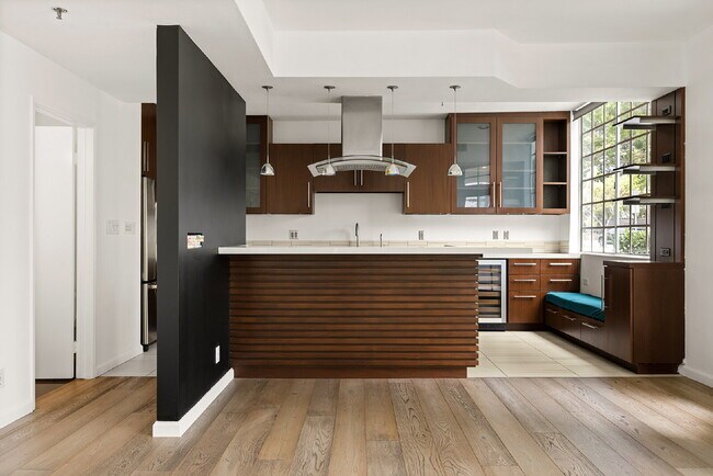 Foto del edificio - Stylish End-Unit Townhome in Prime Santa Monica | Private Rooftop Deck & Bonus Room